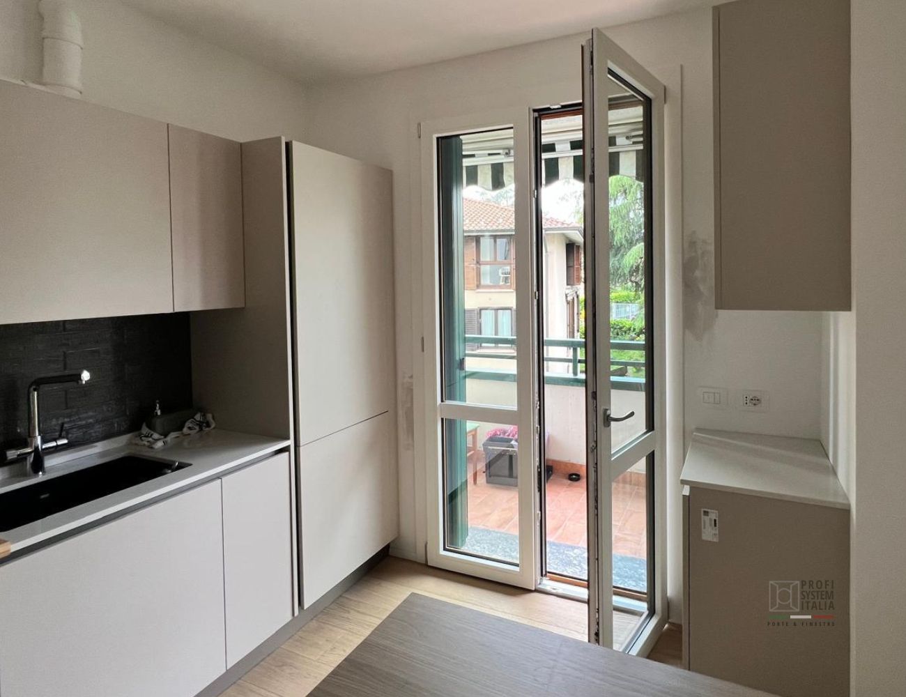 Profi System - Finestra in pvc doppio colore