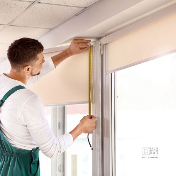 Operatore installa tenda frangisole Profi System