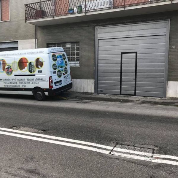 Portone basculante con porta pedonale di Profi System