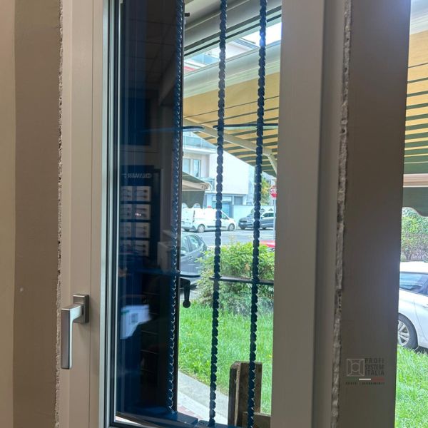 finestra con grata di protezione Profi System