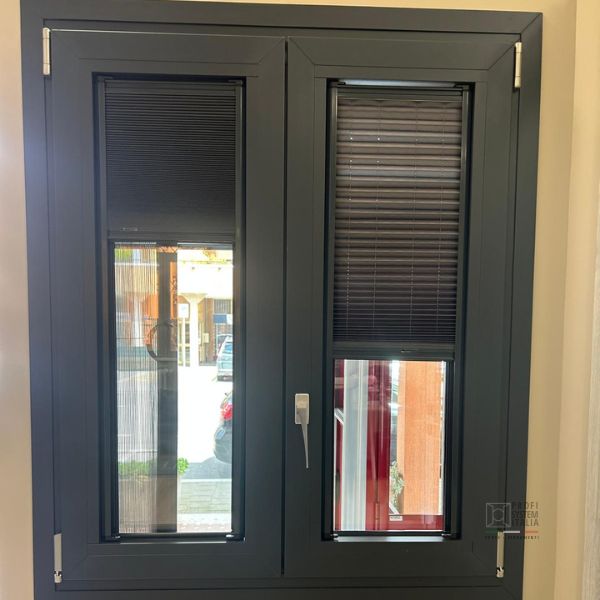 Finestra con tende oscuranti di Profi System