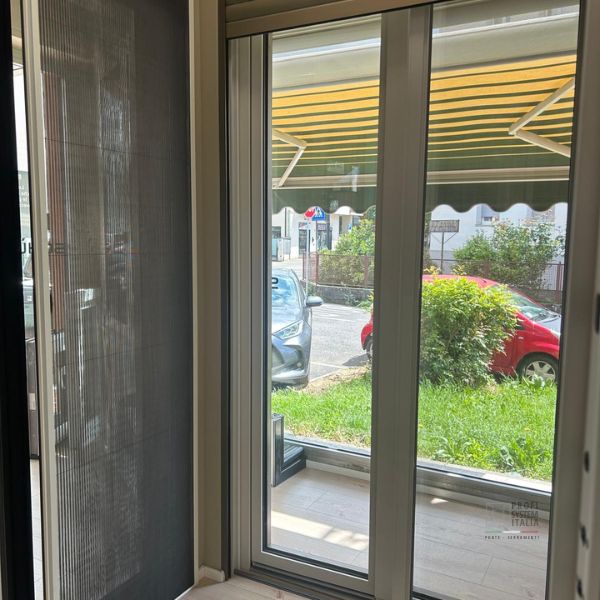 Finestra con zanzariera show room di Profi System