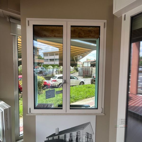 Finestra doppia anta nello show room di Profi System
