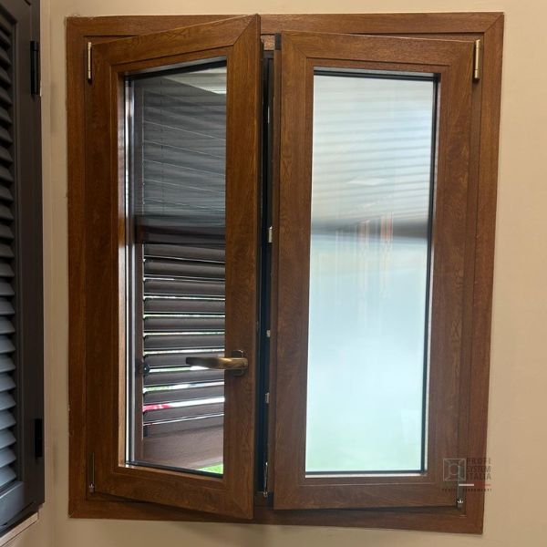 Finestra in pvc color noce di Profi System